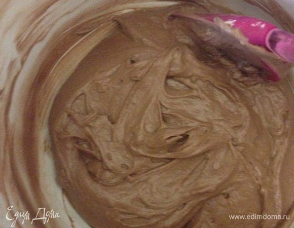 Взбиваем мягкое сливочное масло с сахарной пудрой, добавляем какао. Потом частями добавляем остывший заварной крем, взбиваем миксером. Крем готов!