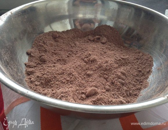 Два вида муки просеять, смешать с какао, сахаром, солью и разрыхлителем. Добавить порезанное кусочками холодное сливочное масло и растереть в крошку.