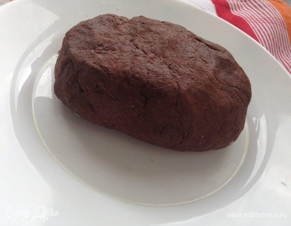 Добавить воду по ложке(4-6 ст. л.), замесить тесто, собрать тесто в шар. Убрать в холодильник на 20-30 минут.