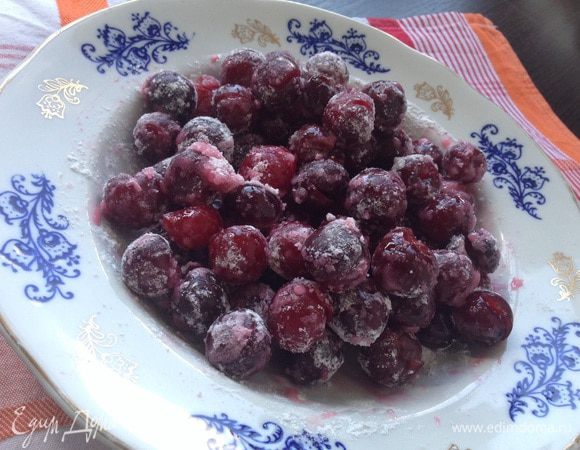 Вишню вымыть, обсушить, удалить косточки. Смешать с сахаром и крахмалом. Сахар добавляйте по вкусу, у меня вишня была сладкая, поэтому ушло 1.5 ст. л.