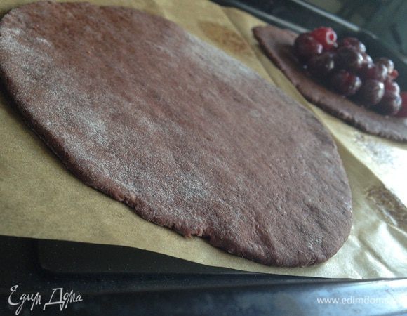 Тесто разделить на 4-5 частей, в зависимости от желаемого размера галет. Каждую часть раскатать в круг, толщиной 0,5 см, на припыленной мукой поверхности. В центре каждого круга выложить начинку.