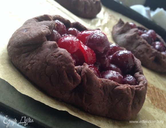 Поднять свободные края теста и защипывая уложить вокруг ягод, слегка прижать края. Выпекать в предварительно разогретой до 180 градусов духовке, 20-30 минут или до готовности.