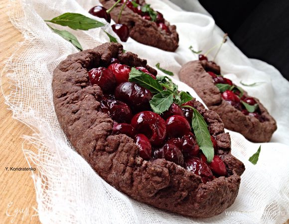 Готовым галетам дать остыть, украсить мятой и подавать, можно присыпать сахарной пудрой и подавать к столу.