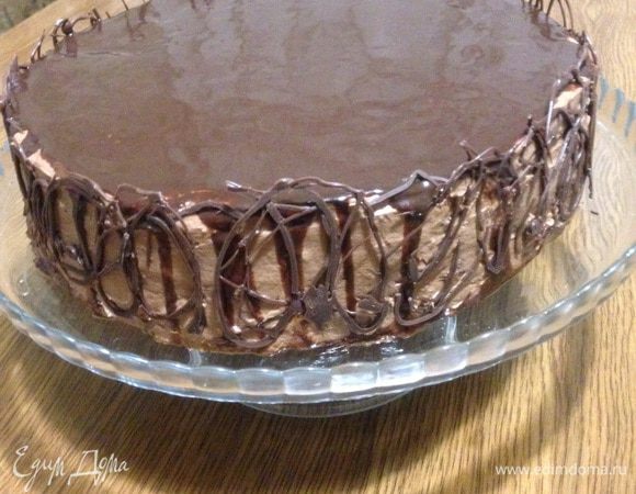 Достаем торт из холодильника поливаем глазурью, я использовала половину, так как не хотела чтоб глазурь полностью покрыла бока торта.
Делаем шоколадное кружево, меряем высоту торта прибавляет пол сантиметра, отмечаем длину и ширину на пергаменте. Растапливаем шоколад в микроволновке, переливаем шоколад в пакет и отрезаем маленькую дырочку, либо делаем кулёк из пергамента, и рисуем то, что хотим на пергаменте, на 1 минуту отправляем наше кружево в холодильник, шоколад чуть чуть схватится, но не застынет. Достаем из холодильника ленты из пергамента. Оборачиваем ими торт, шоколадом внутрь. Приглаживаем, слегка прижимаем. Ставим торт на минут 15 в холодильник. Вынимаем, и аккуратно снимаем пергамент. Ставим торт на несколько часов для пропитки в холодильник.