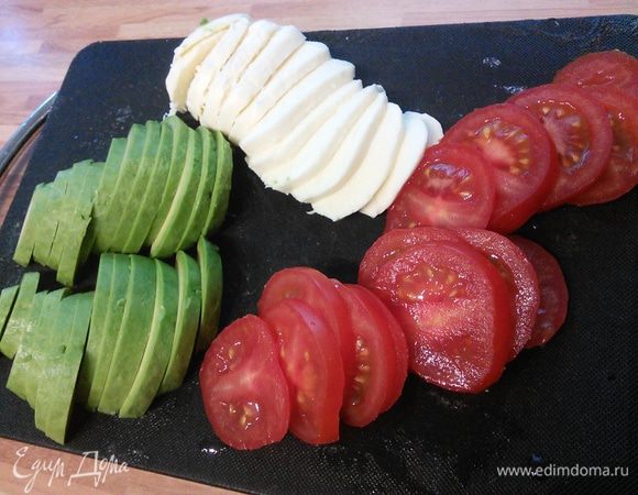 Моцареллу, помидоры и авокадо (в последнюю очередь, т.к. темнеет) нарежьте кружочками приблизительно одинаковой величины. 