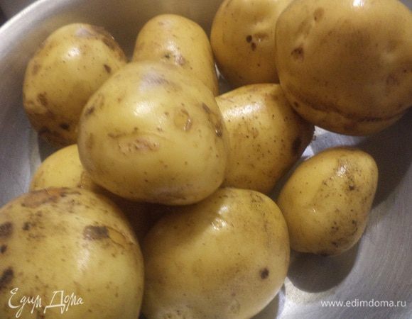 Картофель тщательно вымыть, сбрызнуть растительным маслом, посыпать солью и запекать в духовке при температуре 200 градусов 40-50 минут.