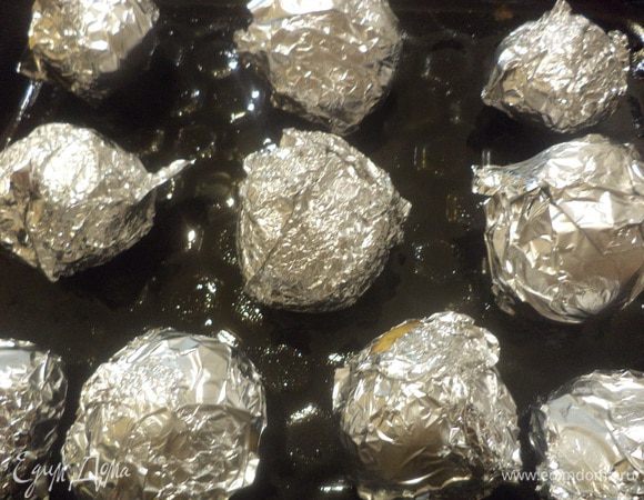 Бекон нарезать ломтиками, обжарить на сухой сковороде до появления румяной корочки. Подсушенный бекон нарезать мелкими кубиками.