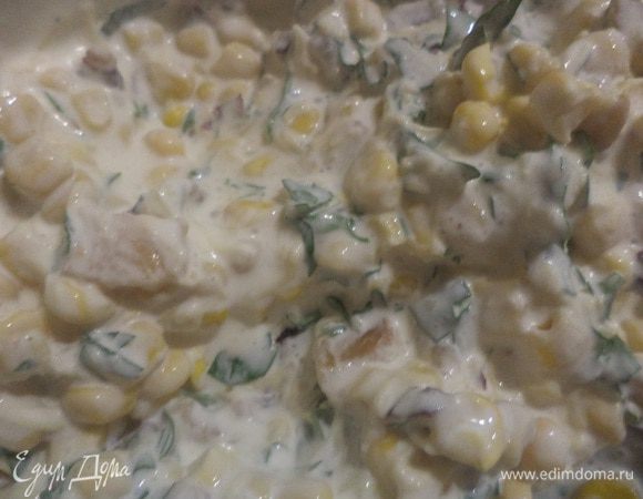 С консервированной кукурузы слить жидкость. Перчик чили освободить от семян и очень мелко нарезать. Соединить кукурузу, перчик, сметану, тёртый сыр и петрушку, посолить, перемешать.