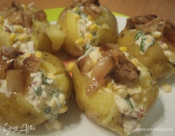 Горячий картофель вынуть из фольги, сделать по картофелине продольный надрез, в надрез положить столовую ложку начинки, посыпать кубиками бекона.