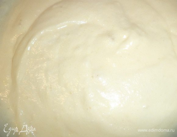 Для бисквита отделить желтки от белков. Желтки взбить с сахаром в пышную кремообразную массу. Белки взбить со щепоткой соли.
Аккуратно соединить взбитые желтки и белки, понемногу всыпать муку с разрыхлителем.
Форму смазать маслом, присыпать сухарями, вылить тесто. Выпекать бисквит около 40 минут при температуре 180 градусов.