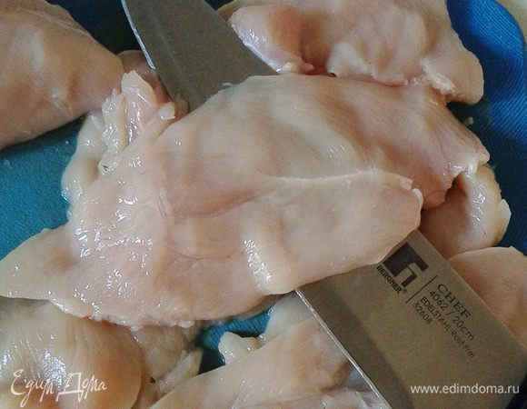 Куриное филе нарезать тонко вдоль на пласты, посолить, поперчить, по желанию добавить любимые травки.