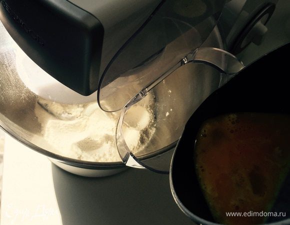 Начнем с дрожжевого теста: слегка подогреем молоко, всыпим в него дрожжи и ложечку чайную сахара, размешаем, отставим. Муку просеиваем в чашу комбайна с солью и сахаром. Начинаем замешивать, постепенно добавляя яйца и молоко с дрожжами. Так, на этом этапе я решила что много муки и добавила еще молока... Но это была ошибка, поскольку потом пришлось добавлять муку.