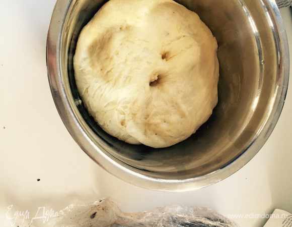 Японская девушка-кондитер, чье видео я смотрела, открыла новый для меня способ определения, подошло ли дрожжевое тесто: надо в центр теста воткнуть палец (предварительно припорошенный мукой), если образовавшаяся дырочка не затягивается, тесто готово к работе. А вот и наши "теста" ;)