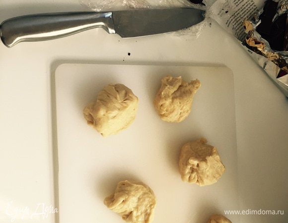 Делим и черное, и белое тесто на 6 равных частей.