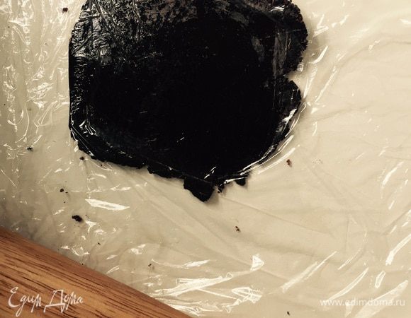 Так, теперь "корочка": каждый кусочек шоколадного теста формируем в шарик и раскатываем в тонкую лепешечку между двумя слоями пищевой пленки.