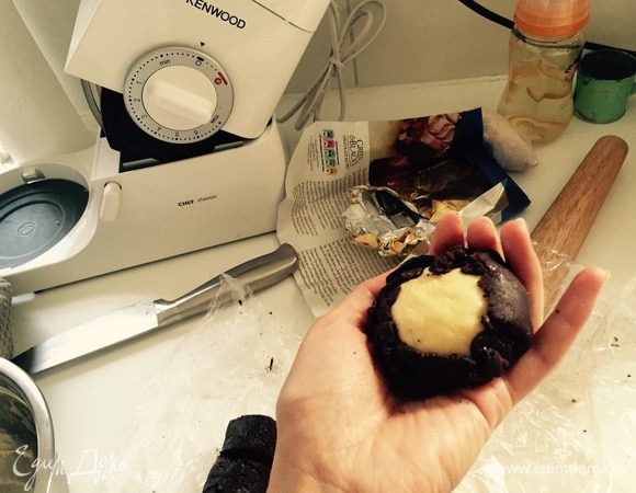 Потом аккуратно "обволакиваем" белый шарик черной лепешкой, оставляя отверстие в центре. Укладываем на противень (застеленный бумагой) дырочкой вниз. 