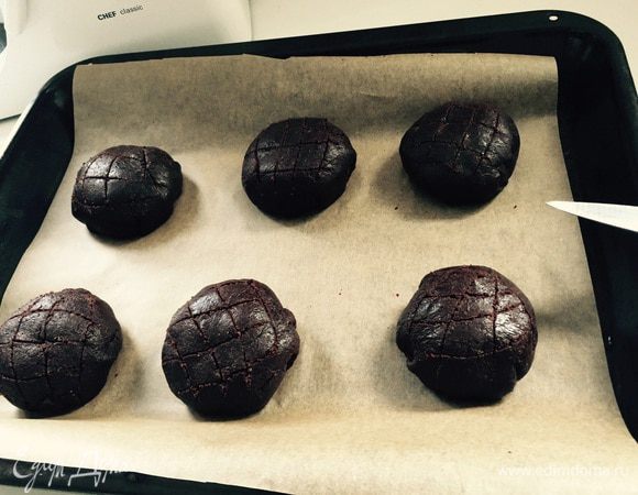 И еще одно: наносим на наши булочки "сеточку" острым ножом. Мне эта часть работы показалась немного трудной: рука дрожала что-ли :)