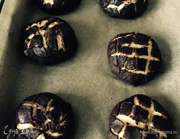 Оставляем наши булки еще на час при комнатной температуре. Вот тут-то меня и ожидал не совсем приятный сюрприз: булочки очень сильно выросли и просто 'порвали' верхний слой... Ну ничего, присыпаем все это дело сахарком и в заранее разогретую духовку (180гр) на 15-20 минут.