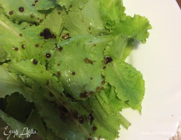 Делаем заправку, смешиваем в мисочка бальзамический уксус, мед и масло. Хорошенько перемешиваем. Сбрызгиваем листья салата заправкой. 