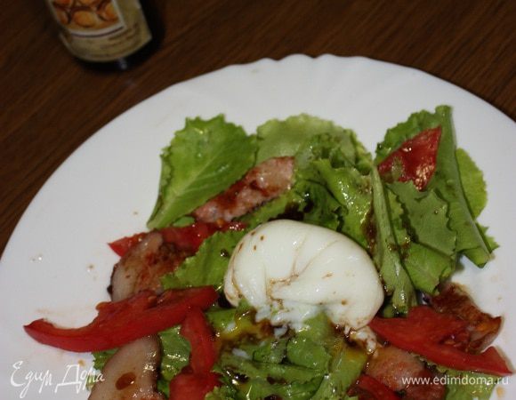 Наш салат готов, осталось положить яйцо пашот. Поливаем оставшейся заправкой. 
Приятного аппетита! 