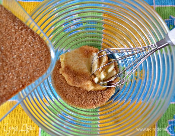 Размягчённое сливочное масло разотрите с коричневым сахаром. 