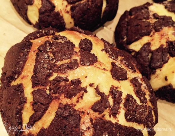 И так, о том, что надо учесть на будущее:
1. Прежде всего размер. Хоть и сказано было в рецепте 6 частей и хоть и пекла я "дыни", но все-таки для изящества всего же лучше поделить как минимум на 8 частей.
2. "Упаковывая" дрожжевое тесто в песочное, надо не слишком стараться все сделать тщательней, а наоборот, как бы просто накрыть тесто и подвернуть края.
3. Делая сеточку на булке, не "прорисовывать" линии, а просто слегка надавливать - чтоб потом все не разорвалось.
4. Тщательней  защипывать белое тесто после того, как утопили в нем шоколад.
Так... Вроде все... Ну а в целом, смело рекомендую, очень уж они хороши!!!