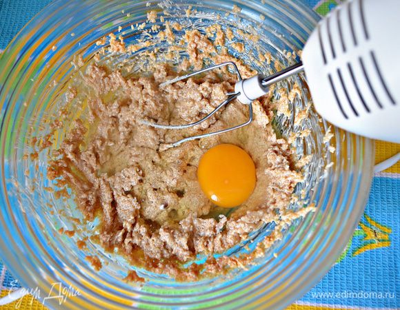 Добавьте 1 яйцо.