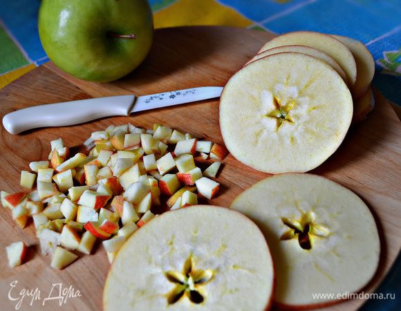 Яблоки нарежьте кружочками, крайние части - мелкими кубиками. Вам потребуется 2-3 небольших яблока.