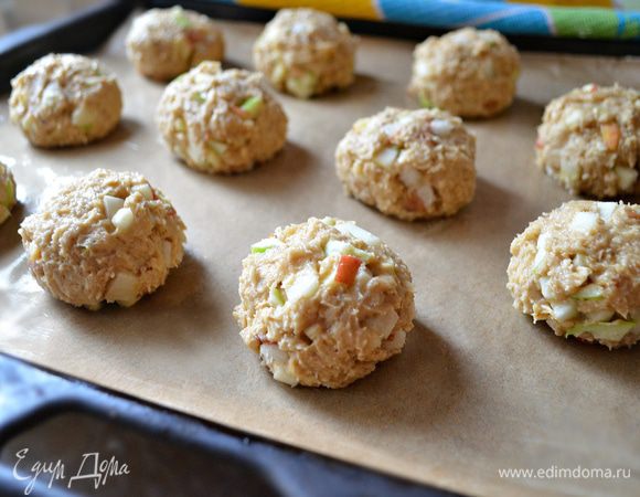 Противень выстелите бумагой для выпечки, слегка смажьте сливочным маслом. Из приготовленного теста влажными руками скатайте шарики и выложите на небольшом расстоянии друг от друга на противень.