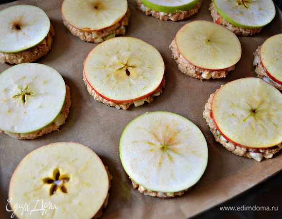 На каждый шарик положите кружочек яблока и слегка придавите. Выпекайте печенье 40-45 мин при 180 г.