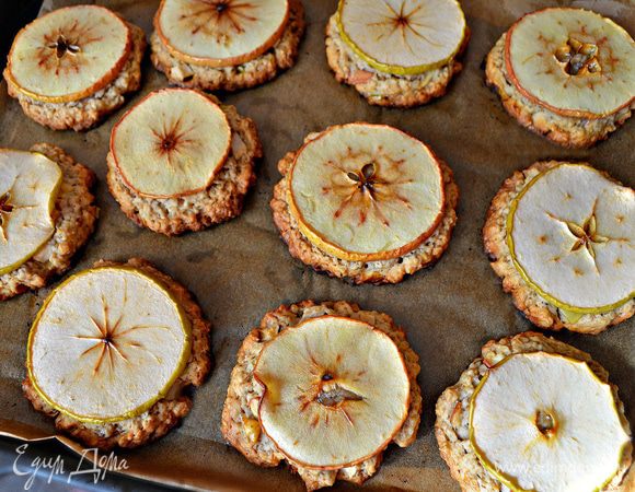 Снимите печенье с противня и остудите.
