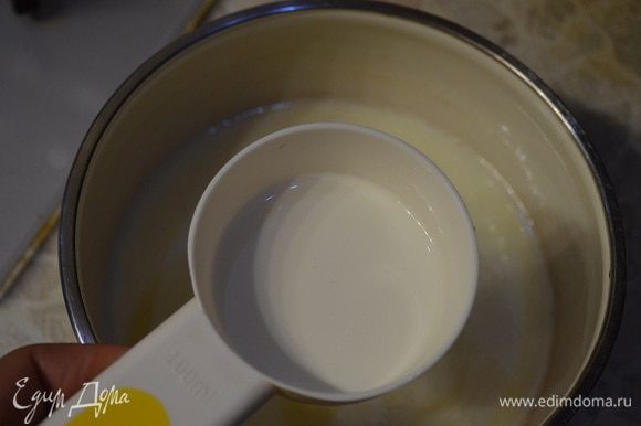Крем процедить, влить сливки и варить при помешивании, до загустении крема.