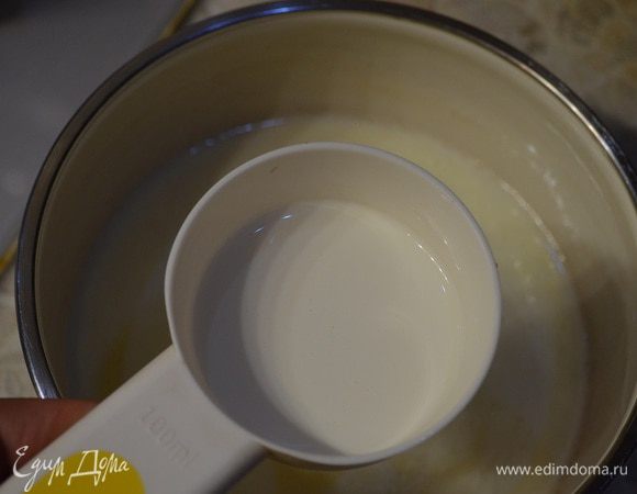 Крем процедить, влить сливки и варить при помешивании, до загустении крема.