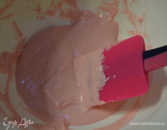 Шоколад не перегревать нив  коем случае! Иначе он загустеет и растопить вы его не сможете.