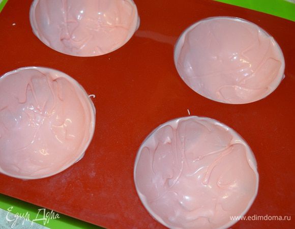 Ложкой размазать шоколад по полусферам и оставить до остывания. Можно ненадолго поставить в холодильник.