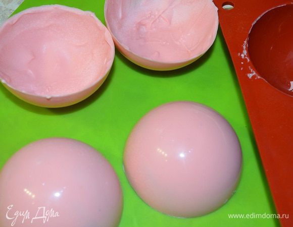 Полусферы аккуратно вынуть из форм. Лучше работать в перчатках,чтобы не оставить следов на шоколаде.