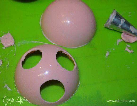 Если вы хотите сделать "дырявые сферы", то нагрейте на огне металлическую трубочку (я взяла кондитерскую насадку) и сделайте "окошечки".