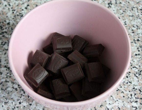 150 г шоколада поломать на кусочки, растопить на водяной бане и слегка остудить.
