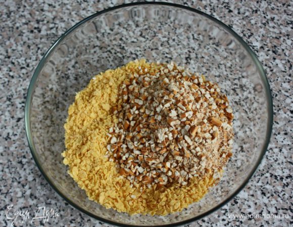 Вылить в сухую смесь шоколад и хорошо перемешать.
