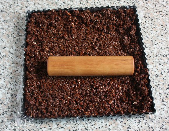 Выложить массой дно и бортики формы, хорошо прижать. Удобнее всего делать это маленькой скалкой или чем-то подручным цилиндрической формы. 
