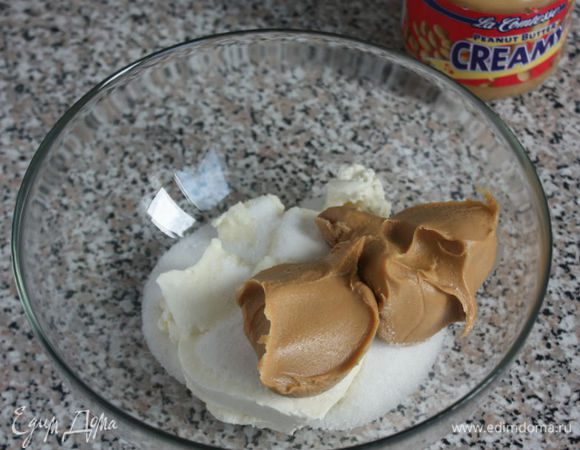 Смешать сыр, сахар и арахисовую пасту вилкой до однородности. Желатин листовой замочить и распустить по инструкции. Я использовала порошковый и замачивала его в 30 мл воды. 1/3 сырной массы соединить с тёплым желатином, взбить ручным венчиком, затем смешать с остальной сырной массой.
