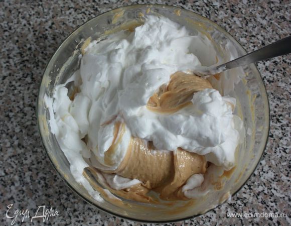 Сливки хорошо взбить до крепкой пены, если нужно, используйте загуститель. Добавить сливки к крему и перемешать складывающими движениями.