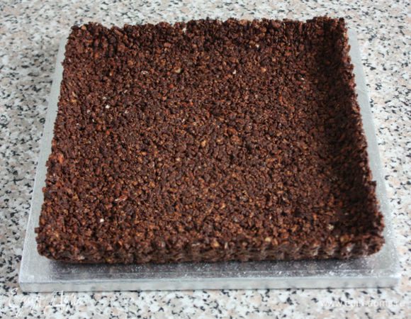 Шоколадную основу вынуть аккуратно их формы, удалить плёнку и поместить на плоское блюдо, подставку или доску. Я боялась, что основа может поломаться во время извлечения, но нет, я хорошо её "утрамбовала" и она оказалась прочной.