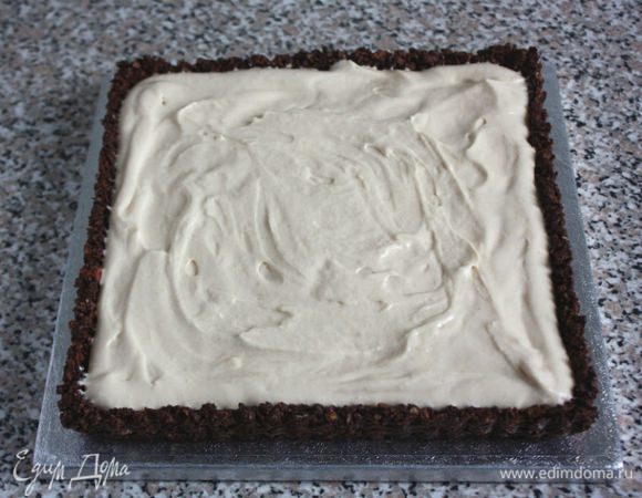 Заполнить основу кремом, разровнять его и поставить в холодильник на 2 часа.