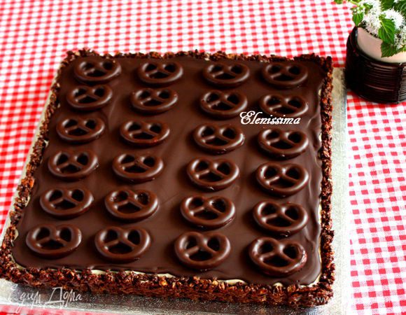 За 30 минут до подачи его нужно вынуть и держать при комнатной температуре, иначе при разрезании шоколад будет просто ломаться.