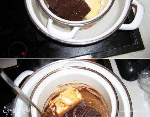 Заполним дно большой кастрюли на 2 сантиметра водой и поставим на плиту греться. Затем поместим небольшую кастрюлю внутрь большой и положим масло и шоколад в эту маленькую кастрюлю. Нагреваем чтобы масло и шоколад начали таять.
