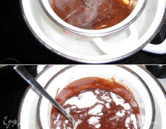 Перемешиваем  время от времени, и добавляем сахар, но не весь сразу, а постепенно, перемешивая. Так как в маленькой кастрюле (которая помещена в большую на водяную баню) температура не может быть выше чем 100 градусов проблем с пригоранием не будет.