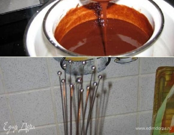 Когда всё растает то  должно получиться вот такой консистенции. Снимаем кастрюлю с плиты и даём остыть  в течение минуты. А в это время возьмем венчик в руки.

