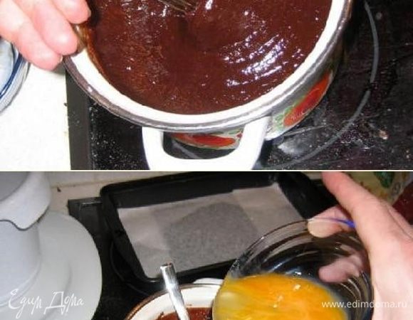 Взбиваем яйца с ванильным сахаром. А теперь добавим взбитые яйца в кастрюлю с растопленным шоколадом и маслом...

....и все хорошенько взбиваем  венчиком.
