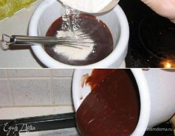 Теперь добавим муку и снова всё тщательно перемешаем. Полученную смесь нальём в форму для выпечки и поставим в духовку (заранее разогретую до 180 градусов).
